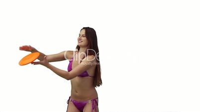 Junge Frau im Bikini mit Frisbeescheibe