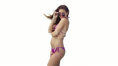 Frau im Bikini mit Sonnenbrille
