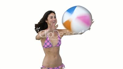 Junge Frau im Bikini und Wasserball