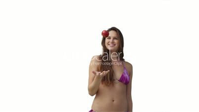 Frau im Bikini mit Apfel