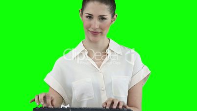 Frau schreibt am Computer