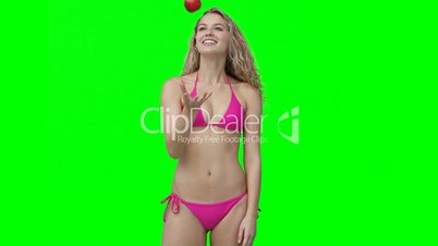 Frau im Bikini mit Apfel