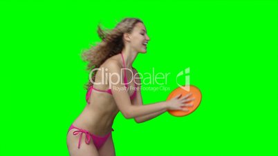 Frau im Bikini spielt Frisbee
