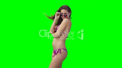 Frau im Bikini mit Sonnenbrille