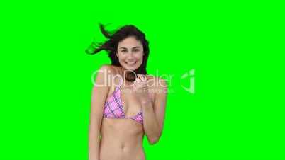 Frau im Bikini posiert vor Kamera