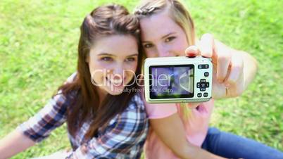 Zwei Mädchen mit Kamera