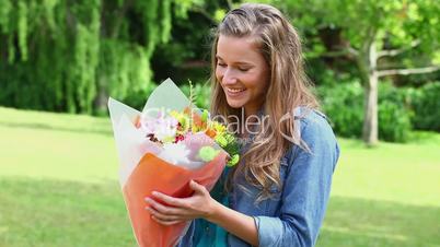 Frau mit Blumenstrauß