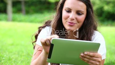 junge Frau mit iPad im Park