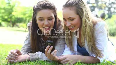 junge Frauen mit Handy im Park