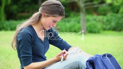 Junge Studentin im Park