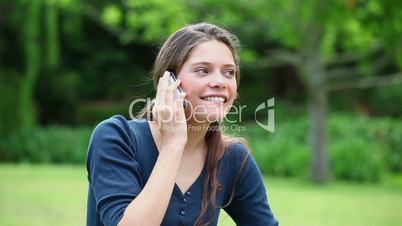 junge Frau mit Handy im Park