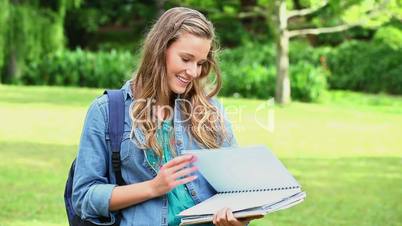 Junge Studentin im Park