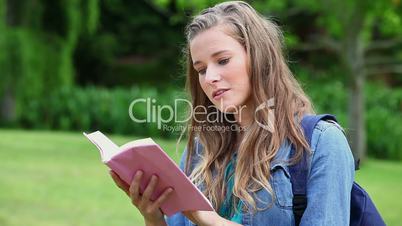 junge Frau liest im Park