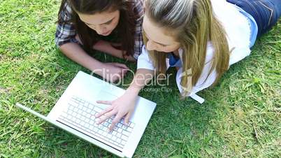 junge Frauen mit Laptop im Park