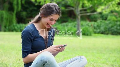 junge Frau mit Handy