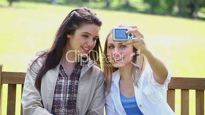 Junge Frauen mit Kamera