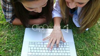 junge Frauen mit Laptop im Park