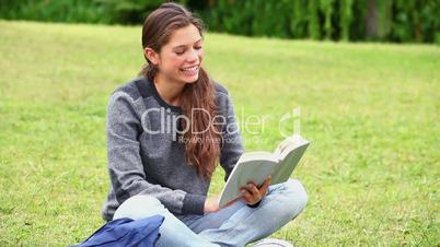 junge Frau liest im Park