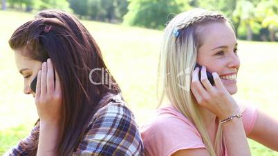 junge Frauen mit Handy