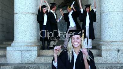 junge Menschen feiern ihren Abschluss