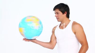 Mann mit Globus
