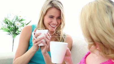 Frauen mit Kaffee
