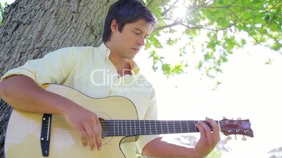 Mann mit Gitarre