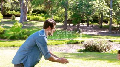 Vater und Sohn im Park