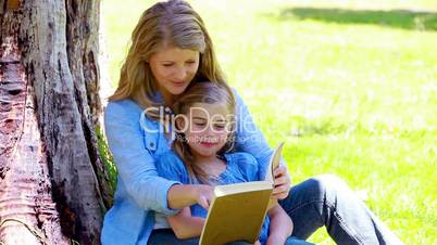 Mutter und Tochter im Park