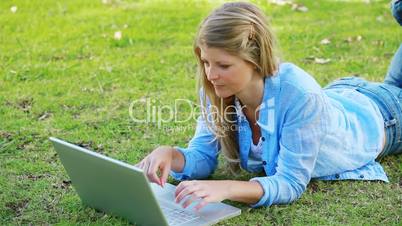 Frau mit Laptop