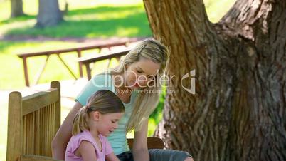 Mutter und Tochter im Park