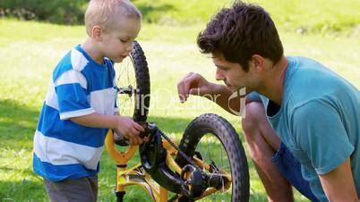 Vater und Sohn im Park