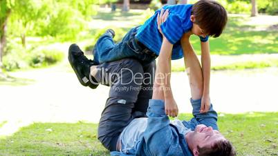 Vater und Sohn im Park