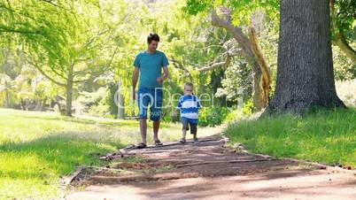 Vater und Sohn im Park