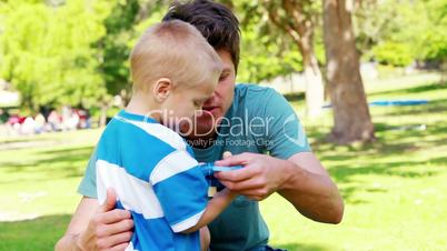 Vater und Sohn im Park