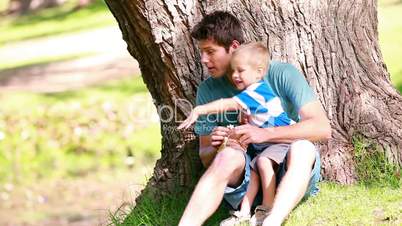 Vater und Sohn im Park