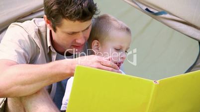 Vater und Sohn im Park