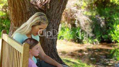 Mutter und Tochter im Park