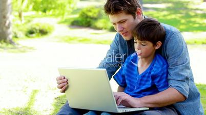 Vater und Sohn mit dem Laptop
