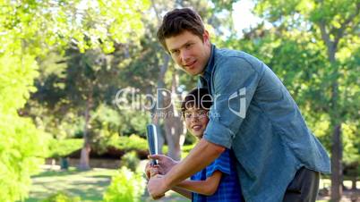 Vater und Sohn spielen Baseball