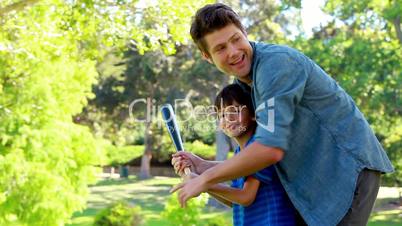 Vater und Sohn spielen Baseball