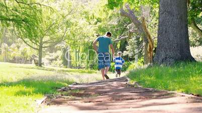 Vater und Sohn im Park