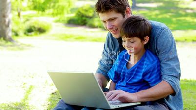 Vater und Sohn mit dem Laptop