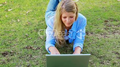 Frau mit Laptop