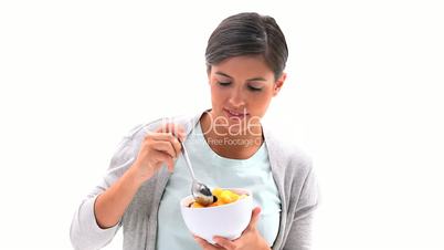Frau isst einen Obstsalat