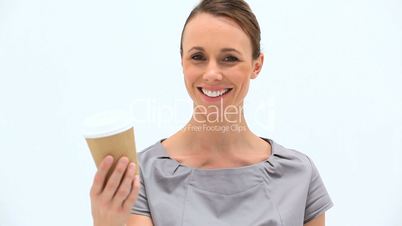Frau mit Kaffeebecher