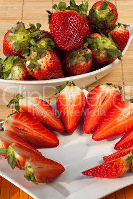 Frische Erdbeeren auf dem Teller