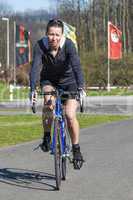 junge Frau fährt Rennrad