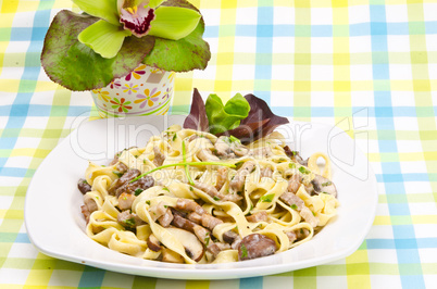 Tagliatelle mit Rumpsteakstreifen und Champignons