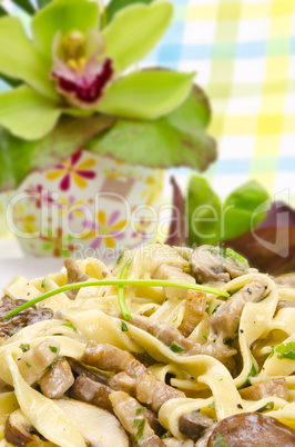 Tagliatelle mit Rumpsteakstreifen und Champignons